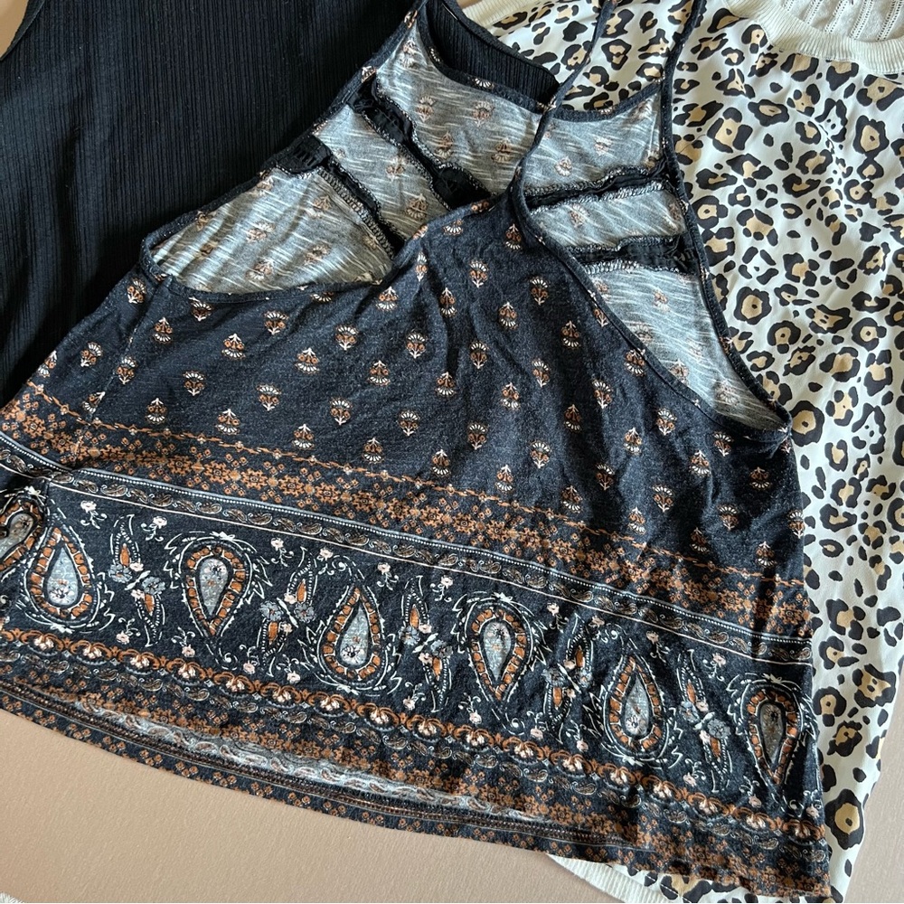 Small Lot of Boho & Animal Print Sleeveless Tops - Picture 5 of 10